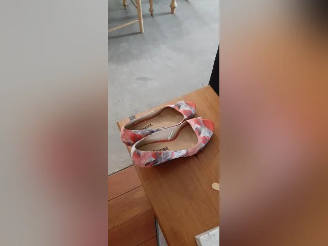 jolie petit soulier d'été, jamais porté-grandeur 7