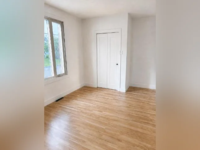 Lumineux 5 1/2 fraîchement rénové | rez-de-chaussée triplex | Charlesbourg thumbnail 8