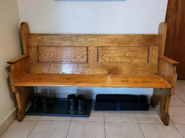 Banc d'église en excellente condition.