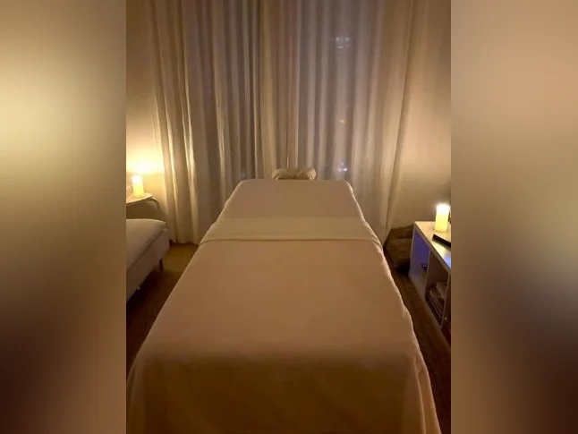 Relaxing Massage /   Massage de Relaxation thumbnail 2
