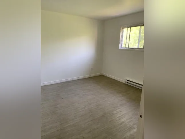 Logement 4.5 pces Secteur haute-ville 2e étage thumbnail 2