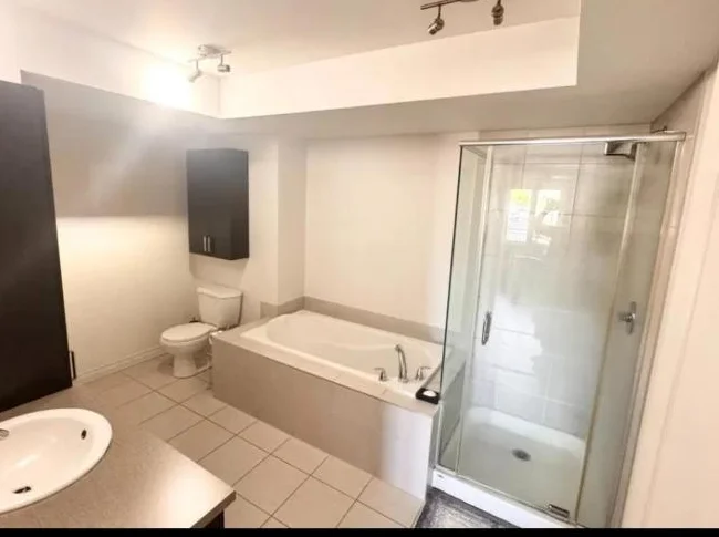🏠 SUPERBE CONDO 2 CHAMBRES À CHOMEDEY LAVAL🏠 - DISPO A PARTIR DU 1 JUILLET thumbnail 2