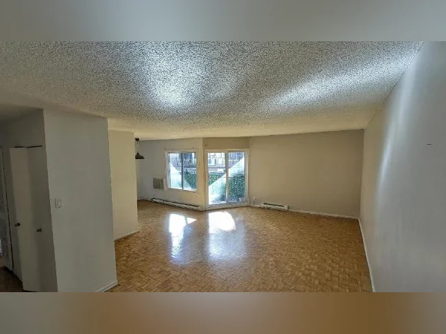 « Spacieux 4½ au 8e étage avec balcon au cœur du Golden Mile — lumineux, bien entretenu et prêt à habiter. »