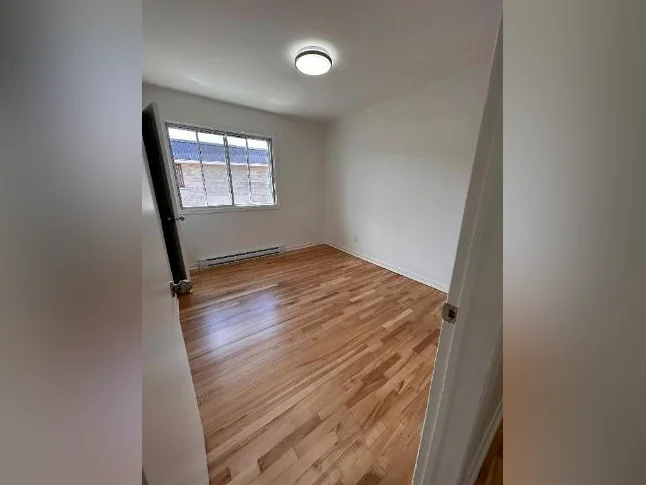 Logement 4 1/2 rénové, propre et disponible maintenant thumbnail 3