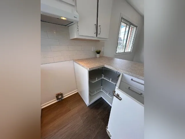 Logement 4 1/2 rénové, propre et disponible maintenant thumbnail 6