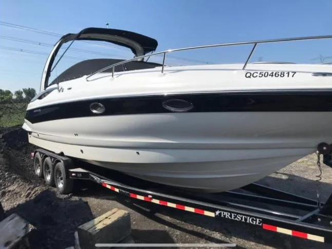 Laval. Bateau CROWNLINE 315 SCR 2008 PRIX RÉDUIT : 78,000$ 2 moteurs de 8.1L de 850 heures. Air climatisé. Remorque incluse.