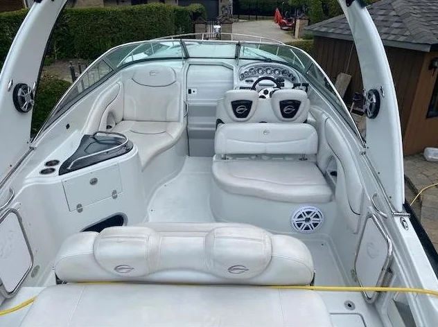Laval. Bateau CROWNLINE 315 SCR 2008 PRIX RÉDUIT : 78,000$ 2 moteurs de 8.1L de 850 heures. Air climatisé. Remorque incluse. thumbnail 7