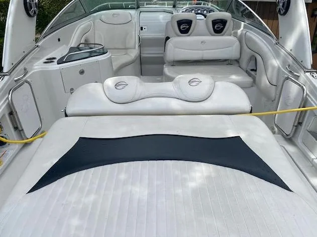 Laval. Bateau CROWNLINE 315 SCR 2008 PRIX RÉDUIT : 78,000$ 2 moteurs de 8.1L de 850 heures. Air climatisé. Remorque incluse. thumbnail 6