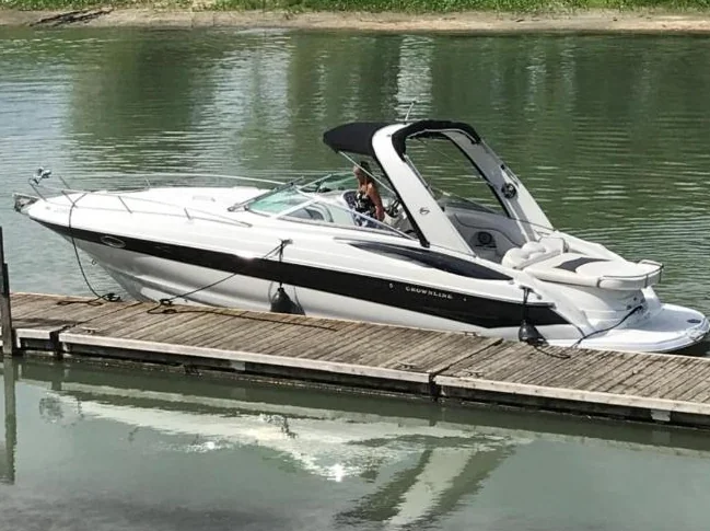 Laval. Bateau CROWNLINE 315 SCR 2008 PRIX RÉDUIT : 78,000$ 2 moteurs de 8.1L de 850 heures. Air climatisé. Remorque incluse. thumbnail 3