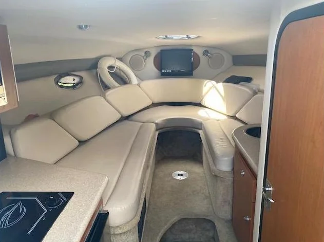 Laval. Bateau CROWNLINE 315 SCR 2008 PRIX RÉDUIT : 78,000$ 2 moteurs de 8.1L de 850 heures. Air climatisé. Remorque incluse. thumbnail 9