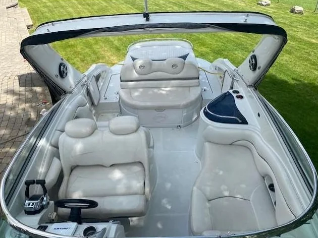 Laval. Bateau CROWNLINE 315 SCR 2008 PRIX RÉDUIT : 78,000$ 2 moteurs de 8.1L de 850 heures. Air climatisé. Remorque incluse. thumbnail 8
