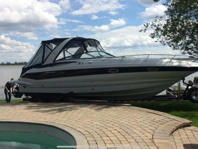 Laval. Bateau CROWNLINE 315 SCR 2008 PRIX RÉDUIT : 78,000$ 2 moteurs de 8.1L de 850 heures. Air climatisé. Remorque incluse. thumbnail 4