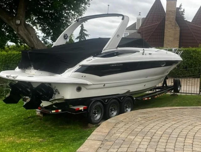 Laval. Bateau CROWNLINE 315 SCR 2008 PRIX RÉDUIT : 78,000$ 2 moteurs de 8.1L de 850 heures. Air climatisé. Remorque incluse. thumbnail 2