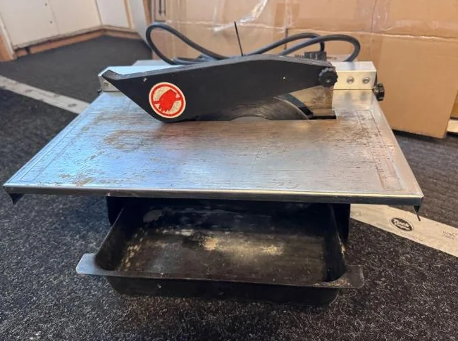 Banc de scie pour céramique