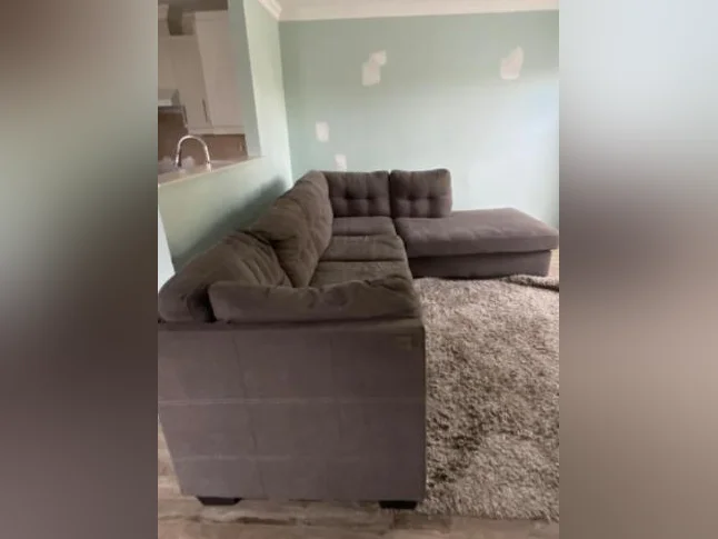 Grand divan gris foncé à donner