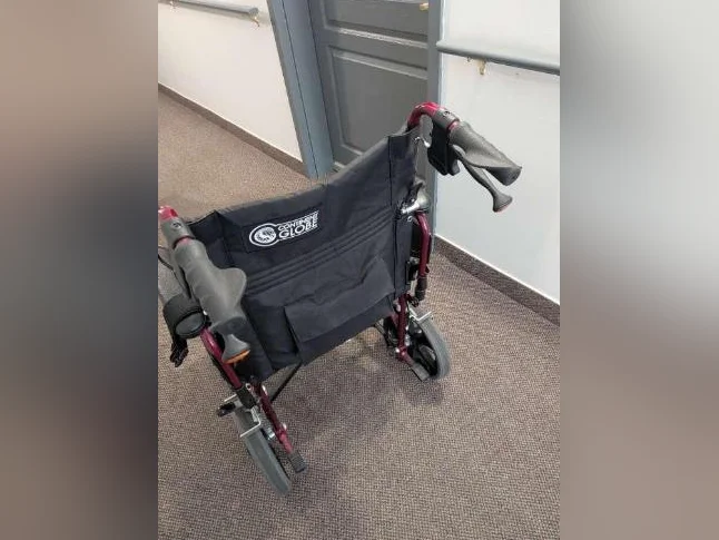 Fauteuil roulant de transport thumbnail 3