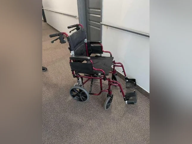 Fauteuil roulant de transport thumbnail 2