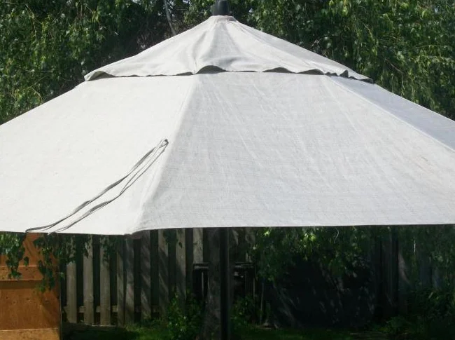 GRAND PARASOL AVEC SOCLE -POUR VENTE RAPIDE