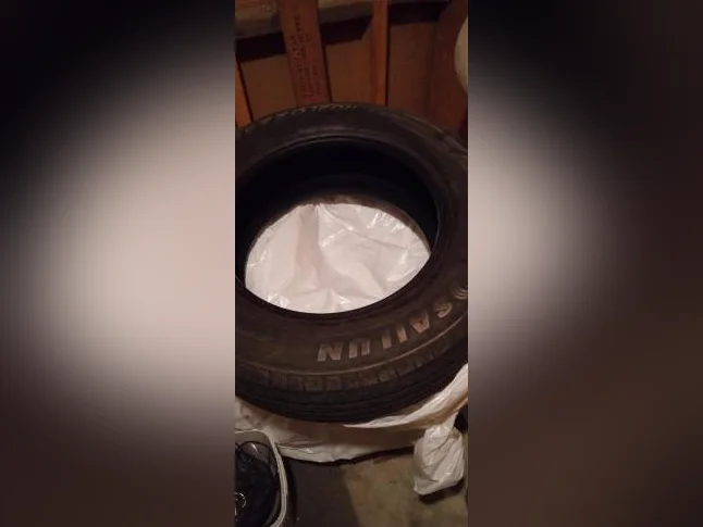 À VENDRE 4 PNEUS COMME NEUVE 235-65-17 4 SAISONS! 7/32
