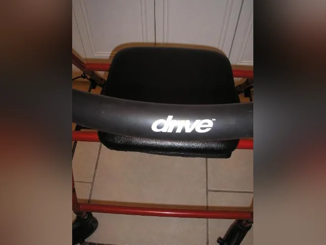 Déambulateur de marque Drive avec sac, Presque neuf thumbnail 5