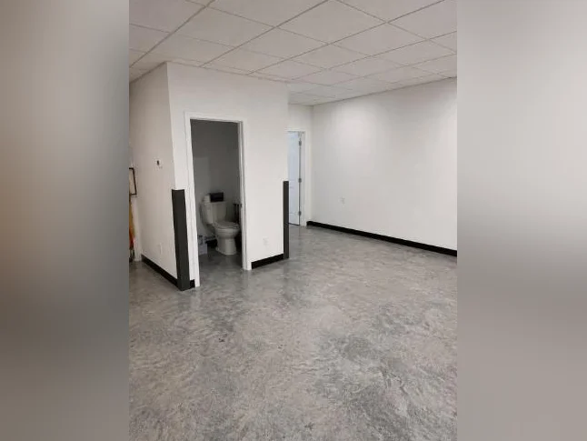 LOCAL / ESPACE POLYVALENT 720 pi2 – CHAUFFÉ / CLIMATISÉ – LAPRAIRIE thumbnail 2