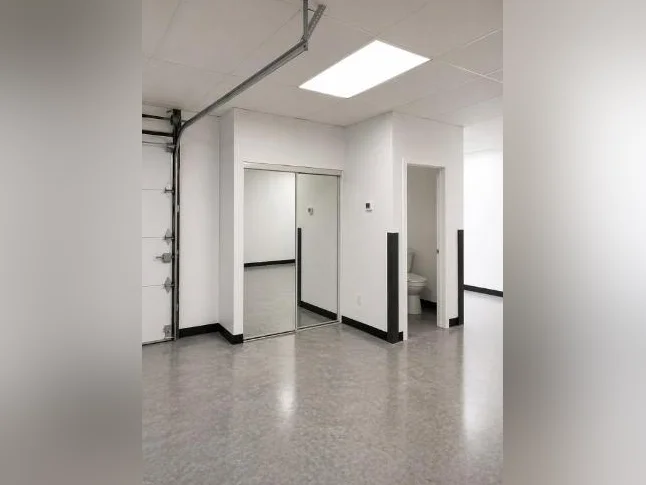 LOCAL / ESPACE POLYVALENT 720 pi2 – CHAUFFÉ / CLIMATISÉ – LAPRAIRIE thumbnail 3