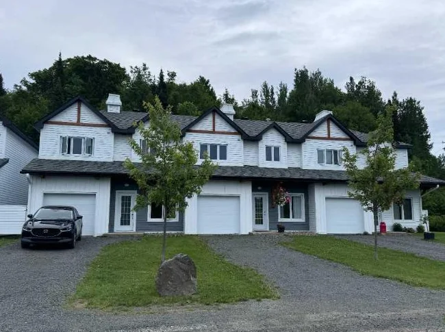 Maison de ville à louer à St-Adolphe-d'Howard accès au lac St-Denis