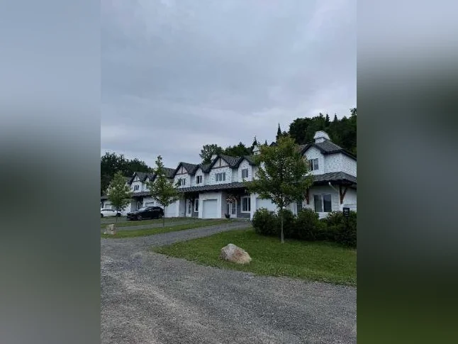 Maison de ville à louer à St-Adolphe-d'Howard accès au lac St-Denis thumbnail 5