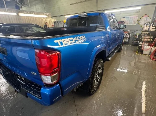 Toyota Tacoma TRD Sport thumbnail 2