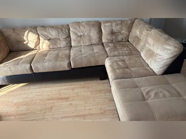 Divan en angle tissu velouté beige. thumbnail 3