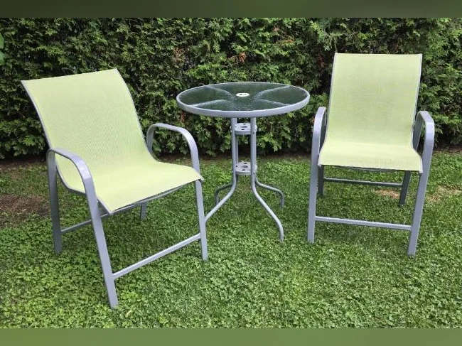 Ensemble bistro vert - table en verre et deux chaises - parfait pour patio thumbnail 2