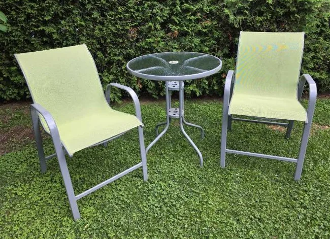 Ensemble bistro vert - table en verre et deux chaises - parfait pour patio thumbnail 3