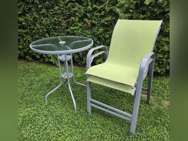 Ensemble bistro vert - table en verre et deux chaises - parfait pour patio