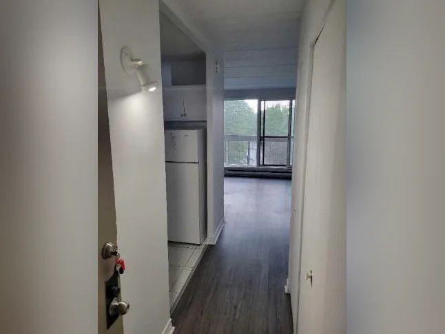 Très Bel Appartement Studio à Louer - Une Personne - Boulevard des Sources - DDO; Aussi 3 1/2, 4 1/2 thumbnail 4