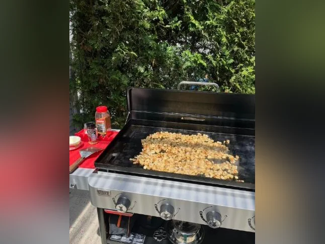Plancha weber 36'' très peu utilisée ; En superbe état. thumbnail 2