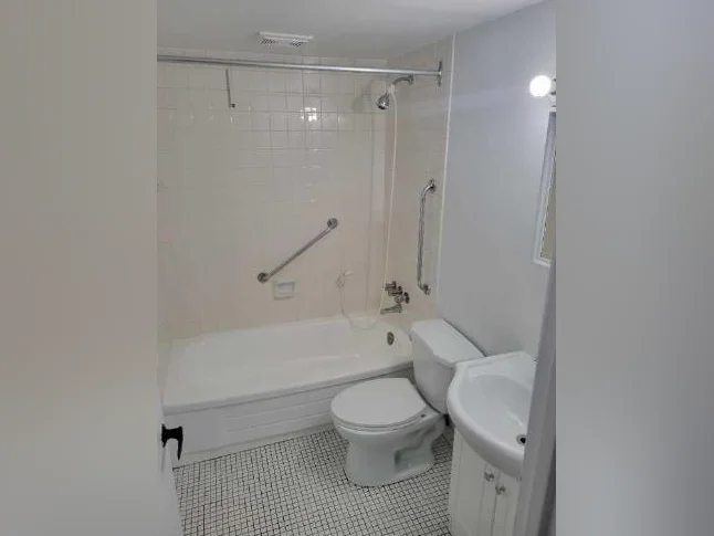 Très Bel Appartement Studio à Louer - Une Personne - Boulevard des Sources - DDO; Aussi 3 1/2, 4 1/2 thumbnail 5