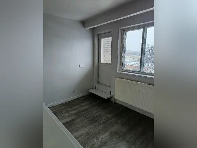 logement à louer 21/2 $l1000et 3 1/2 $  1300 poêle, frigo inclus. chauffage électricité et eau chaude inclus. Pas d'animaux thumbnail 5