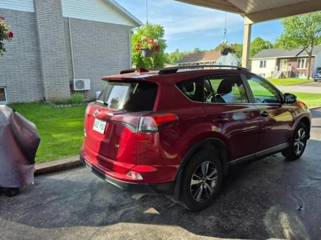 À VENDRE RAV4 LE 2018 DE COULEUR ROUGE EN EXCELLENT ÉTAT. thumbnail 2