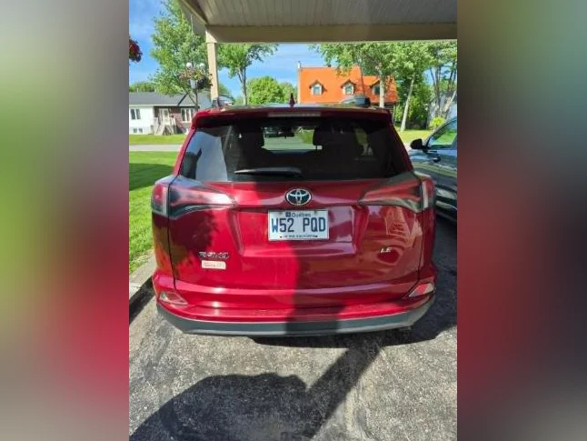À VENDRE RAV4 LE 2018 DE COULEUR ROUGE EN EXCELLENT ÉTAT. thumbnail 3