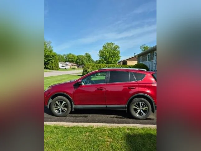 À VENDRE RAV4 LE 2018 DE COULEUR ROUGE EN EXCELLENT ÉTAT.