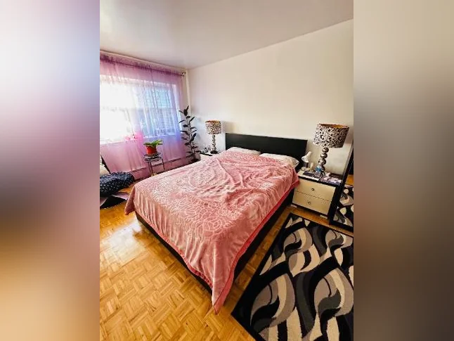 LIT AVEC RANGEMENT QUEEN, COMODE NUIT ET LAMPES, ARMOIRES