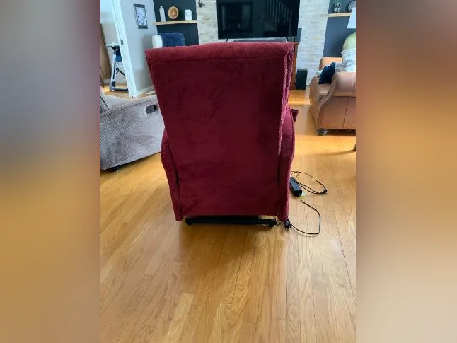 Un fauteuil lève personne électrique et une causeuse inclinable. thumbnail 4