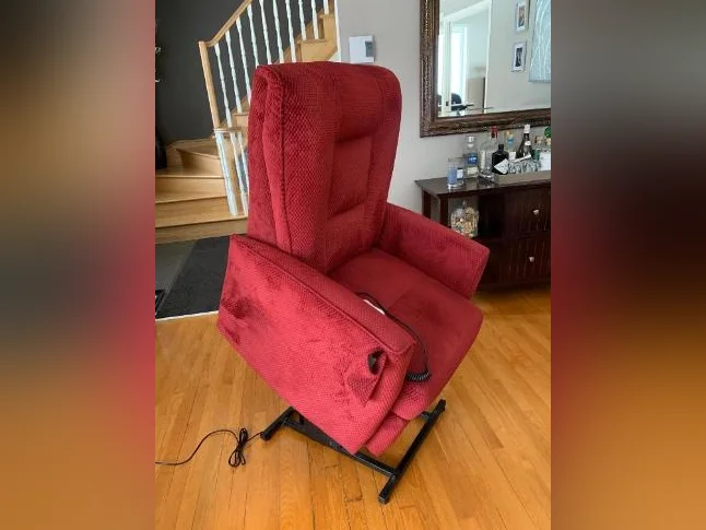 Un fauteuil lève personne électrique et une causeuse inclinable. thumbnail 2
