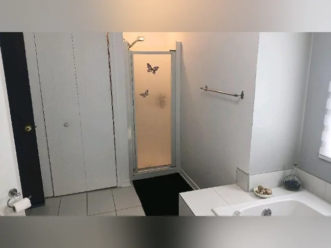 chambre à louer 650 par mois tout compris thumbnail 9