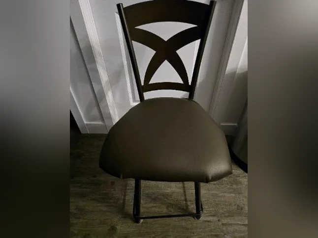 1chaisePivotante en métal et cuir à vendre