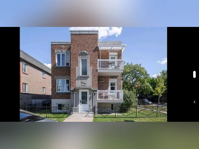 RDC rénové avec cour privée, en face d’un parc