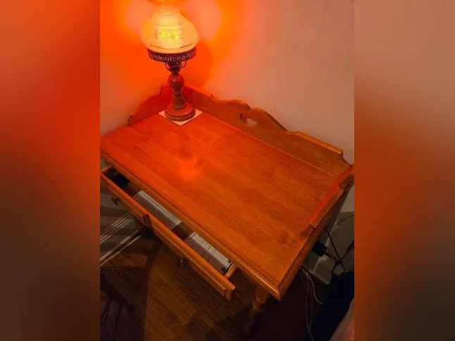 Ensemble bureau/secrétaire et chaise colonial en bois d'érable de Colombie thumbnail 5