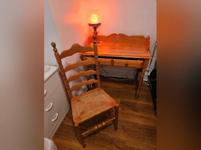 Ensemble bureau/secrétaire et chaise colonial en bois d'érable de Colombie thumbnail 4