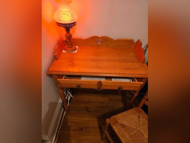 Ensemble bureau/secrétaire et chaise colonial en bois d'érable de Colombie thumbnail 2