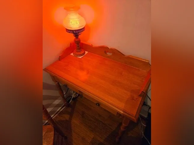 Ensemble bureau/secrétaire et chaise colonial en bois d'érable de Colombie thumbnail 8